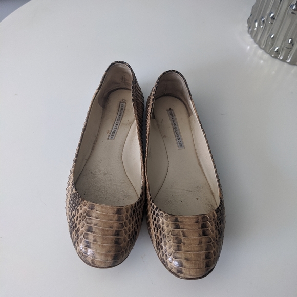 Vera Wang Lavender snakeskin patterned flats size 6.5 - Picture 4 of 10